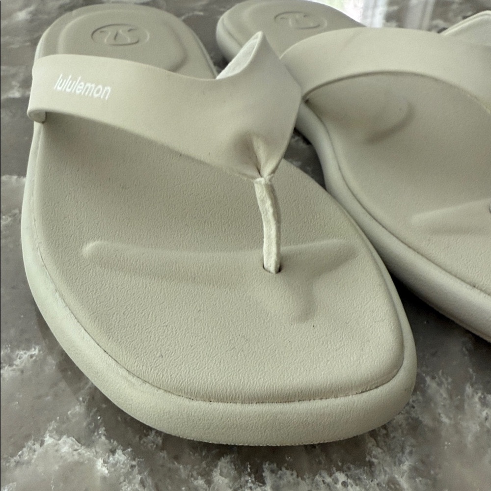 NWOT Lululemon Athletica Rest Feel Sandals - Picture 5 of 5
